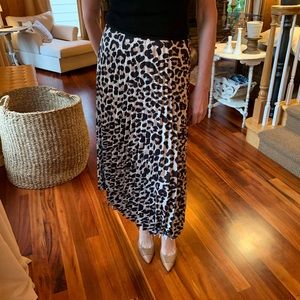 Leopard print pleated skirt